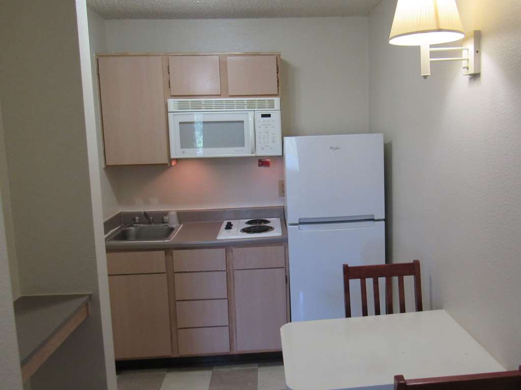 Intown Suites Extended Stay Dallas Tx - Plano Tx Room photo