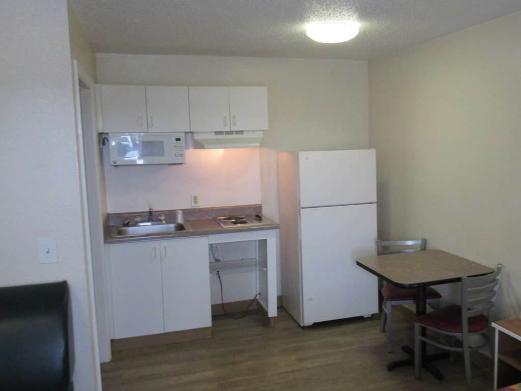 Intown Suites Extended Stay Dallas Tx - Plano Tx Room photo